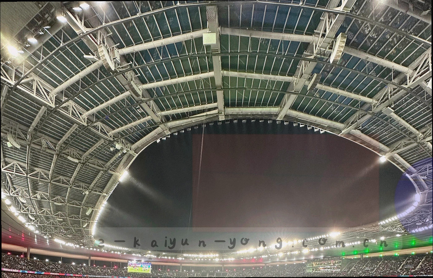 深墨绿底色上层层叠叠的方框与连接线，构成低对比的数据分区块纹理